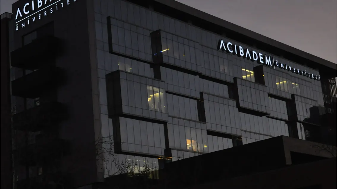 Acıbadem Üniversitesi ışıklı cephe tabela projesi