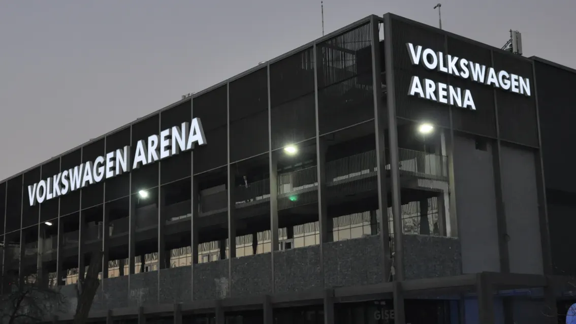 Volkswagen Arena Maslak ışıklı cephe tabela projesi